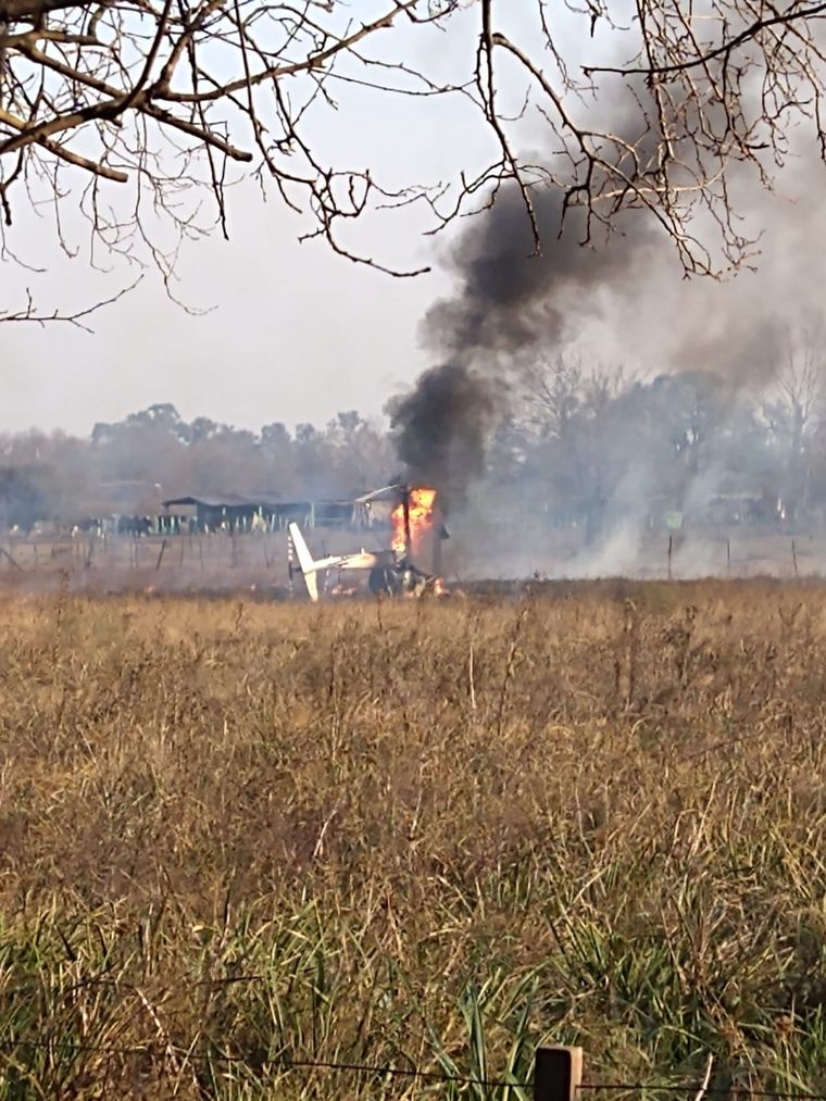 El helicóptero se prendió fuego tras caer