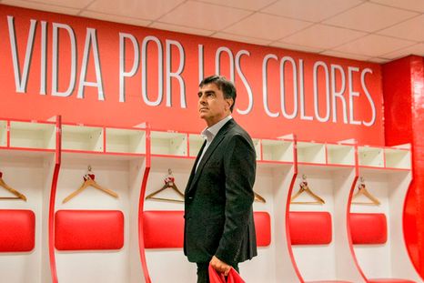 Gustavo Quinteros ya es oficialmente el nuevo DT de Independiente. Gustavo Quinteros ya es oficialmente el nuevo DT de Independiente.