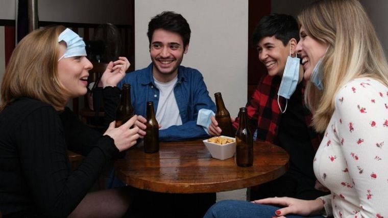¿El elevado riesgo de contraer la covid-19 que supone saltarse las medidas pesa menos que las necesidades de socialización y disfrute? Foto: GETTY IMAGES