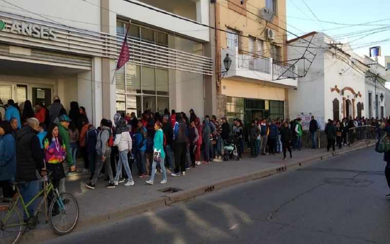 Las largas colas en las oficinas de Anses se replicaron en todo el país Foto: FM Profesional