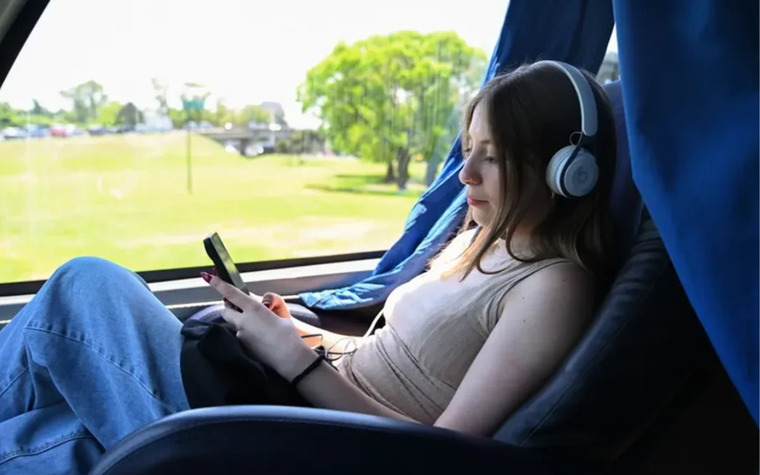 Gracias al acuerdo que se realizó entre la empresa turística y Starlink, se podrá tener internet ilimitado durante todo el viaje de larga distancia en micro. Foto: Noticias argentinas