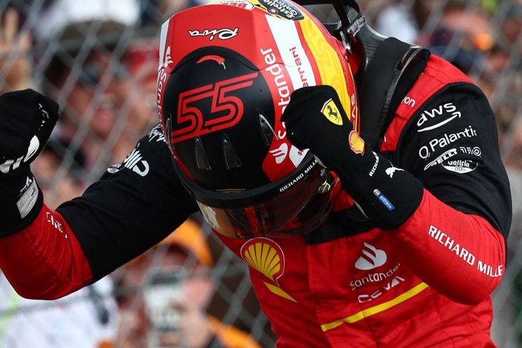 Sainz Jr. se llevó la pole position en Estados Unidos y largará primero con Leclerc y Verstappen por detrás.