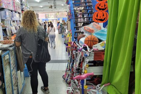 Navidad y aguinaldo: crece la compra anticipada de útiles escolares para evitar aumentos. Navidad y aguinaldo: crece la compra anticipada de útiles escolares para evitar aumentos.