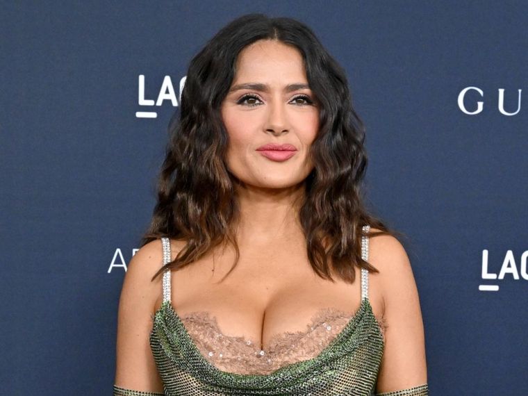 Salma Hayek sorprendió con un look que la hace lucir más joven que nunca.