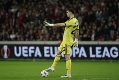 Silbidos, insultos y una bandera con mensaje directo: así recibieron al Dibu Martínez en Francia antes del duelo con Lille.