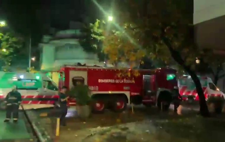Se desató un incendio en un departamento en Caballito y seis personas fueron trasladadas a hospitales Foto: Captura de video