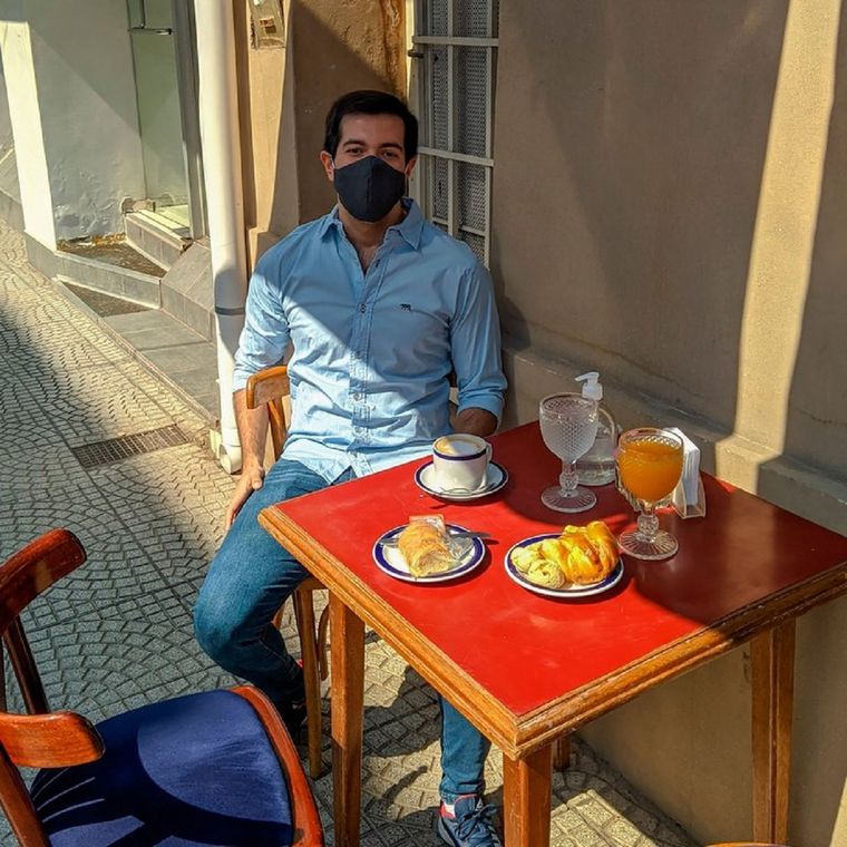 Rodrigo se recibió de contador y decidió festejarlo solo tomando un café