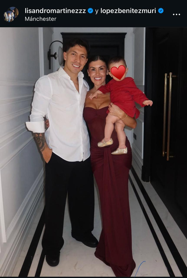 Lisandro Martínez junto a su esposa e hija. Lisandro Martínez junto a su esposa e hija.