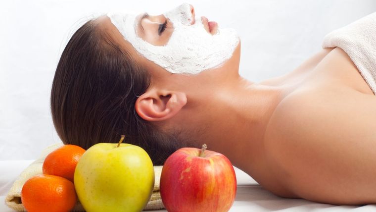 Logra una piel de porcelana con una mascarilla de manzana y huevo