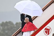 León XIV llegó a Argelia y siguió refiriéndose a Donald Trump. Foto Efe