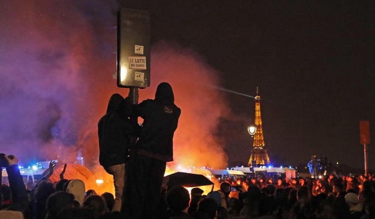 París protestas París sigue de pie, con sus protestas. Foto: Efe.