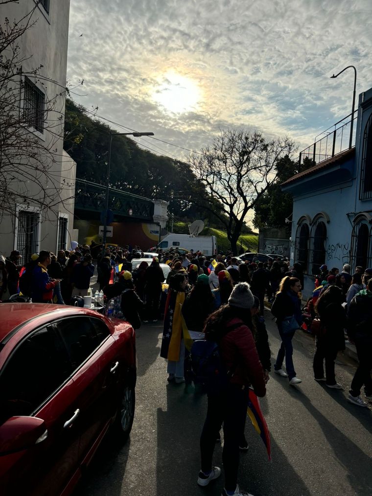 Una masiva convocatoria de opositores mientras los pocos habilitados emiten su voto en la embajada de Venezuela Foto: Pedro Paulín/MDZ