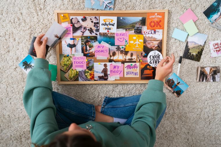 Un vision board es una representación de todas aquellas cosas que te gustaría hacer, ser, sentir o conseguir en la vida Foto: Freepik