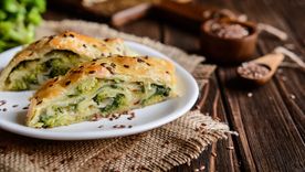 Receta de strudel relleno de brócoli y queso fácil y lleno de sabor.