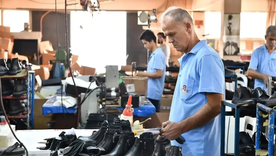 La economía argentina no puede sostenerse sólo en la esperanza de exportaciones futuras mientras se destruye el tejido productivo local, sostienen pequeños y medianos empresarios. La economía argentina no puede sostenerse sólo en la esperanza de exportaciones futuras mientras se destruye el tejido productivo local, sostienen pequeños y medianos empresarios.