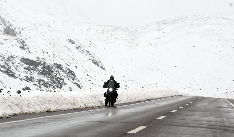El viaje hacia alta montaña se convierte en una experiencia distinta durante el invierno: la nieve modifica colores, sonidos, paisajes y hasta la forma de mirar la cordillera. El viaje hacia alta montaña se convierte en una experiencia distinta durante el invierno: la nieve modifica colores, sonidos, paisajes y hasta la forma de mirar la cordillera.