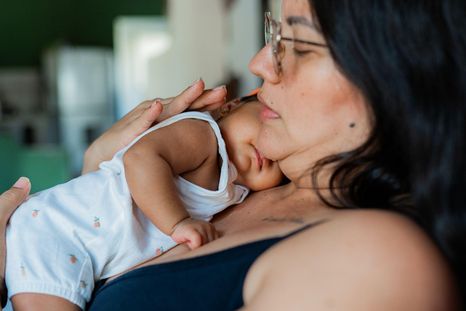 Persuadir a la gente para que tenga más o menos hijos no es tan relevante para las sociedades como parece , dice la demógrafa. Persuadir a la gente para que tenga más o menos hijos no es tan relevante para las sociedades como parece , dice la demógrafa.