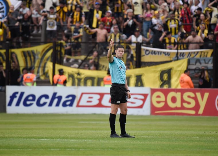 El árbitro Nicolás Ramírez también dirigió la final de la Primera Nacional entre Gimnasia y Deportivo Madryn. El árbitro Nicolás Ramírez también dirigió la final de la Primera Nacional entre Gimnasia y Deportivo Madryn.