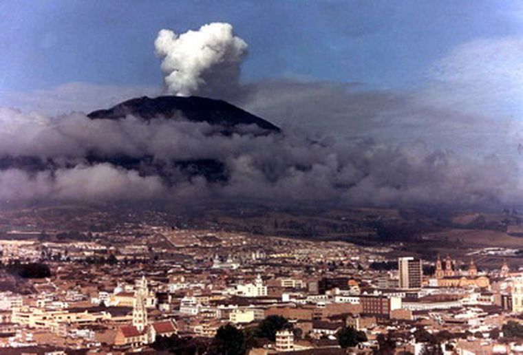 El volcán ya arroja humo y cenizas. Foto: Web