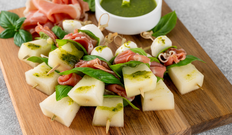Aperitivo de melón con jamón crudo, delicias de verano Aperitivo de melón con jamón crudo, delicias de verano