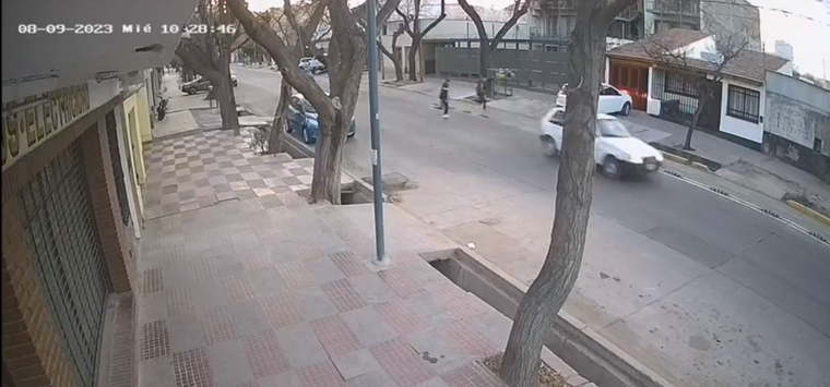 Los ladrones dispuestos a concretar el robo Foto: Captura de video