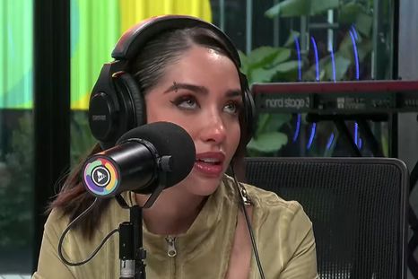 La artista no pudo contener el llanto. Foto: captura de video/ Urbana Play. La artista no pudo contener el llanto. Foto: captura de video/ Urbana Play.