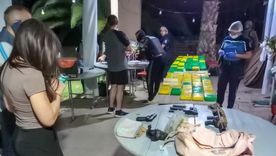 Más de 80 mil dólares, millones en pesos y casi 91 kilos de cocaína fueron secuestrados en un procedimiento que calificaron como histórico. Más de 80 mil dólares, millones en pesos y casi 91 kilos de cocaína fueron secuestrados en un procedimiento que calificaron como histórico.