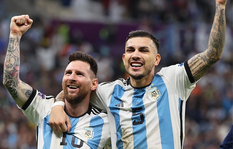 La reacción de Lionel Messi a la presentación de Leandro Paredes en Boca. Foto: EFE