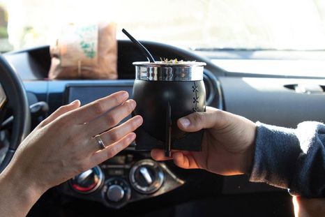La multa por tomar mate y manejar es de $42.000 en Mendoza. Foto: @sanomate La multa por tomar mate y manejar es de $42.000 en Mendoza. Foto: @sanomate