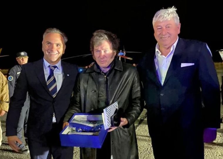 Javier Milei llegó a Bariloche y fue recibido por el intendente Walter Cortés y el ministro de de Gobierno, Federico Lutz