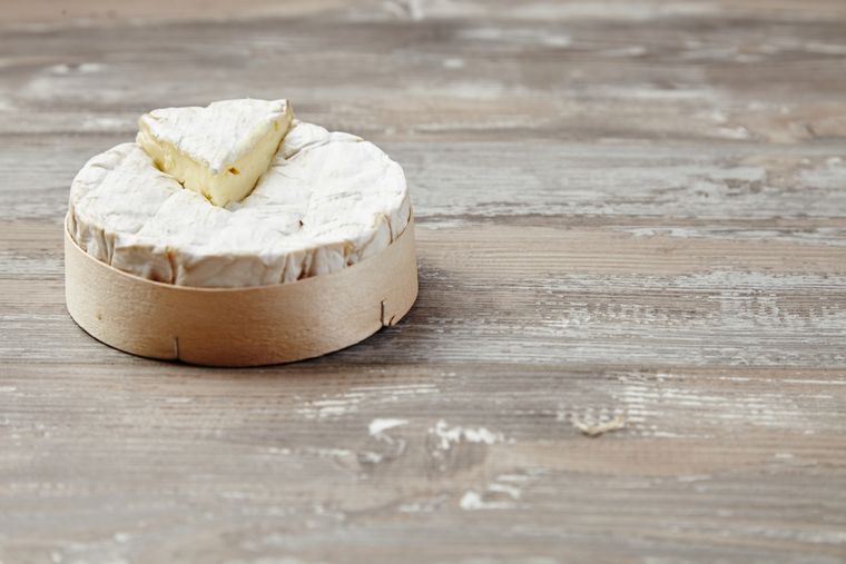 El queso camembert, es uno de los más elegidos por los apasionados del queso y lo mejor de todo es que existe una gran variedad de recetas para disfrutarlo. Foto: Freepik