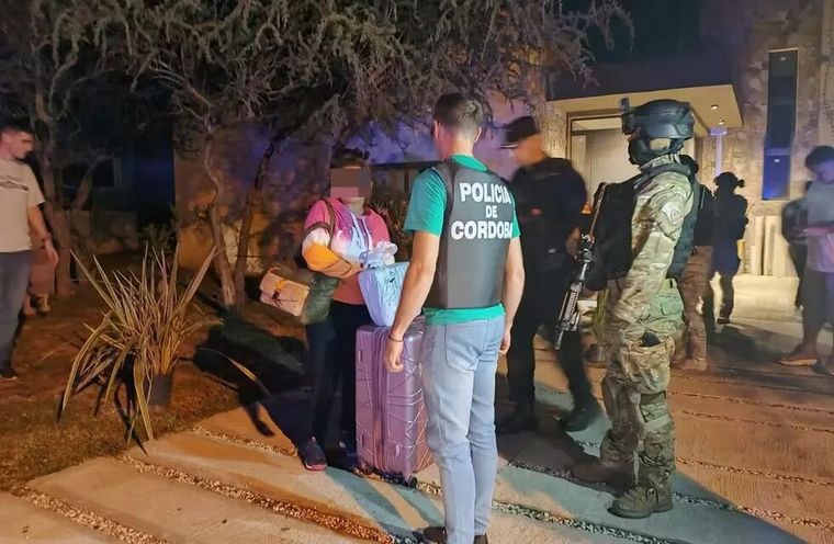 Un mega procedimiento policial se realizó en la noche de este jueves en el country Valle del Golf de la localidad de Malagueño, en la provincia de Córdoba Foto: @radiocentroec