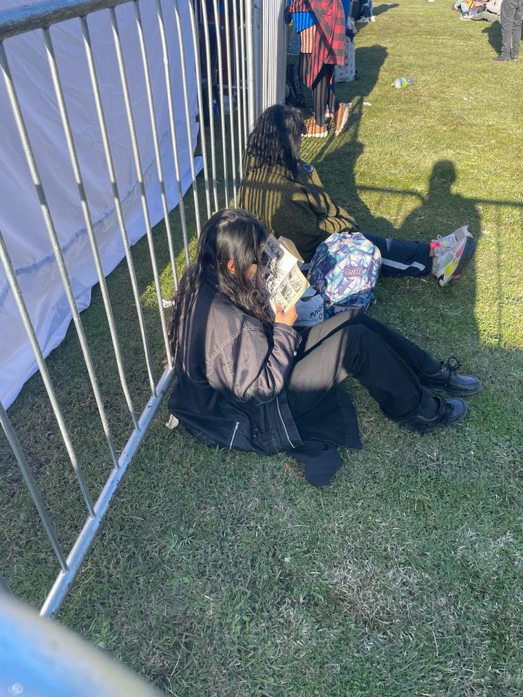 Militante en medio del acto de Axel Kicillof leyendo Militante en medio del acto de Axel Kicillof leyendo