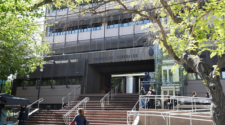 El video fue filmado a la salida de una audiencia en los tribunales federales de Mendoza. Foto: ALF PONCE MERCADO / MDZ