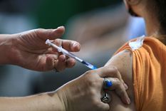 La vacuna es para personas que estén cursando embarazos entre las semanas 32 y 36 y 6 días de gestación. Foto: NA