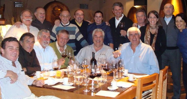 Los sibaritas mendocinos junto a su invitado, el periodista Carlos Marcelo Sicilia, y las anfitrionas de la noche. Foto: Gentileza