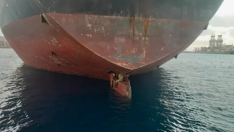 Los tres hombres fueron descubiertos en esta parte del barco. Foto: SALVAMENTO MARÍTIMO DE ESPAÑA