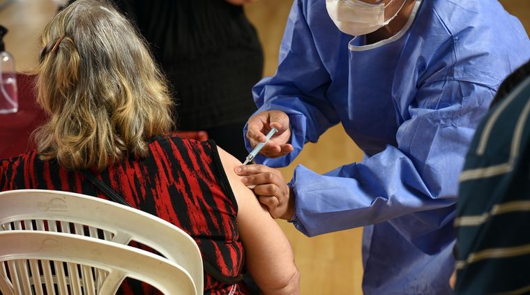 Vacunación en el estadio Polimeni, Las Heras. Foto: ALF PONCE MERCADO / MDZ