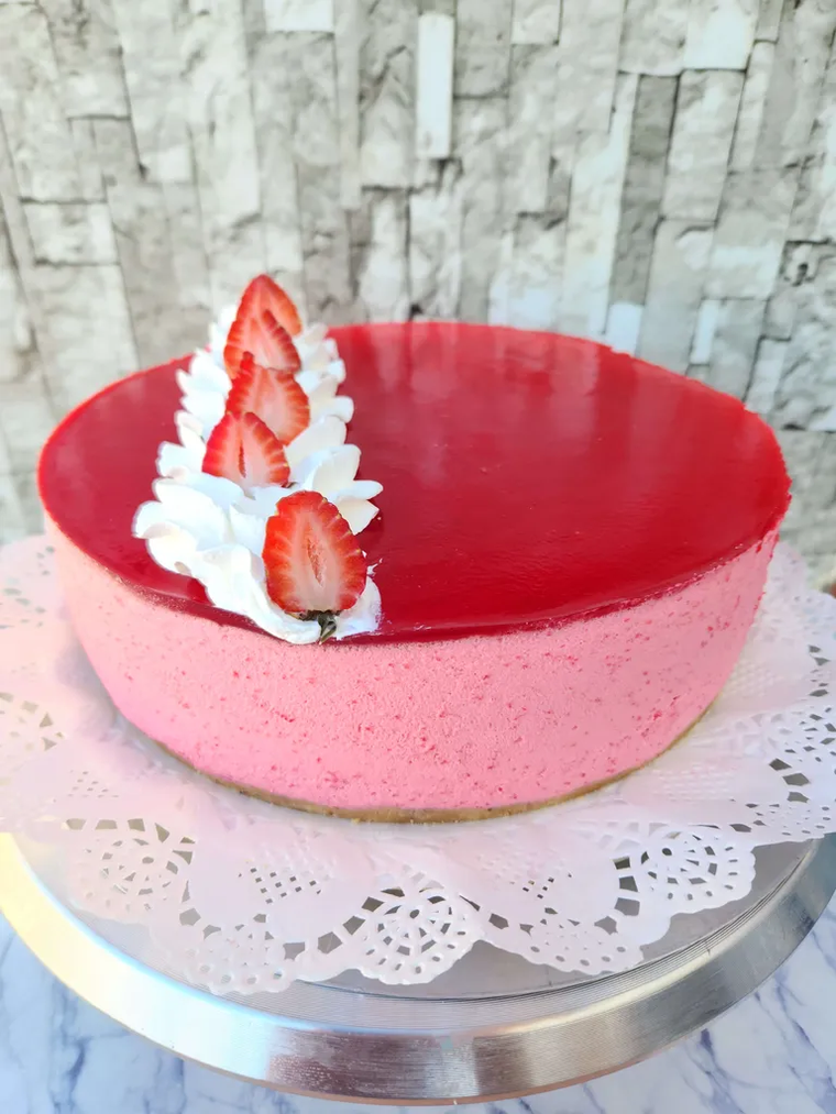 Receta fácil: torta húmeda de yogur con frutillas. Receta fácil: torta húmeda de yogur con frutillas.