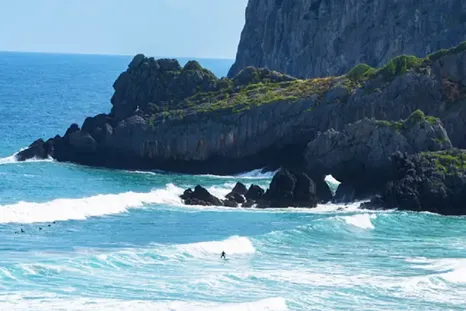 La playa con olas gigantes perfectas para los surfers. La playa con olas gigantes perfectas para los surfers.