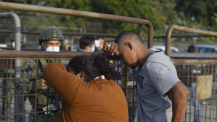 Los parientes esperando novedades. Foto: Yojoa Noticias