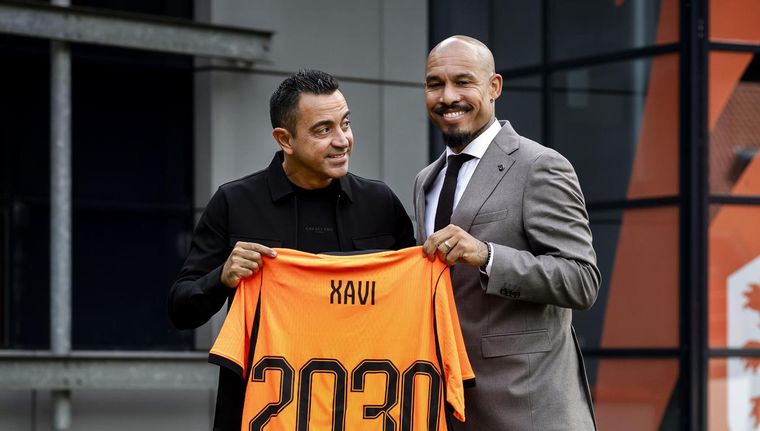 Nigel de Jong presentó a Xavi como el nuevo DT de la Selección de Países Bajos.