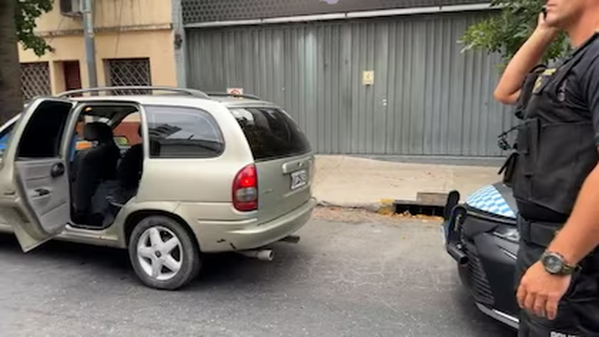 Una policía de la Federal baleó a cuatro personas dentro de un auto de aplicación