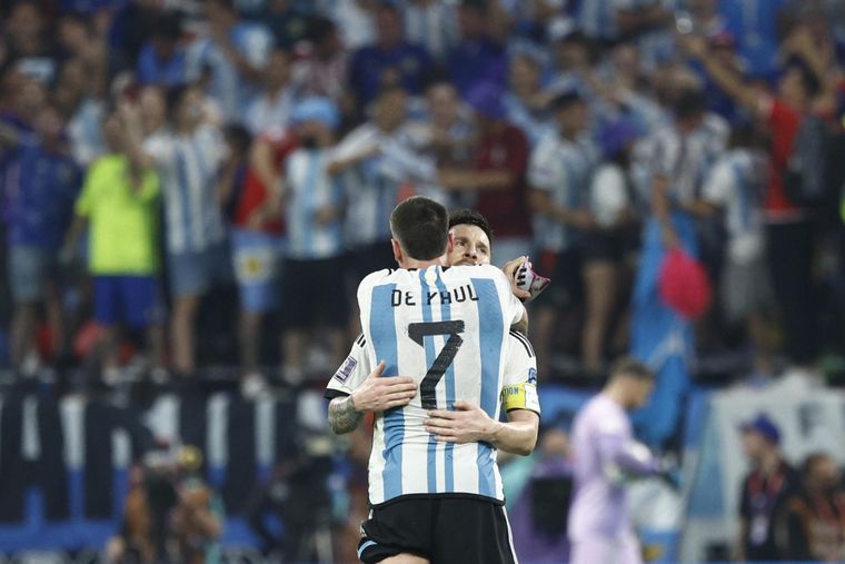 De Paul y Messi, abrazados tras la victoria. Foto: EFE