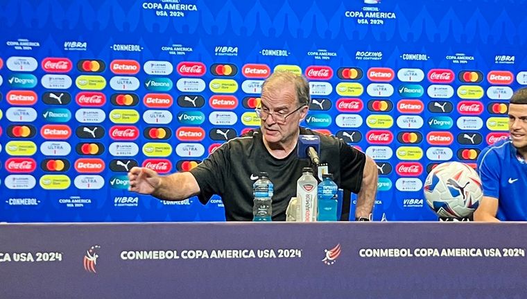 El Loco Bielsa protagonizó un gracioso momento en conferencia de prensa. Foto: EFE