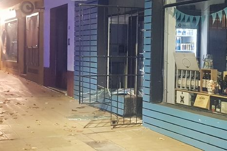 Violentaron el frente de un comercio de vinos en la Ciudad de Mendoza e investigan si se consumó un robo Violentaron el frente de un comercio de vinos en la Ciudad de Mendoza e investigan si se consumó un robo
