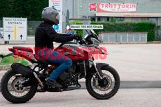 La Benelli TRK800 camuflada, en las afueras de la de la fábrica de la marca en Pésaro.