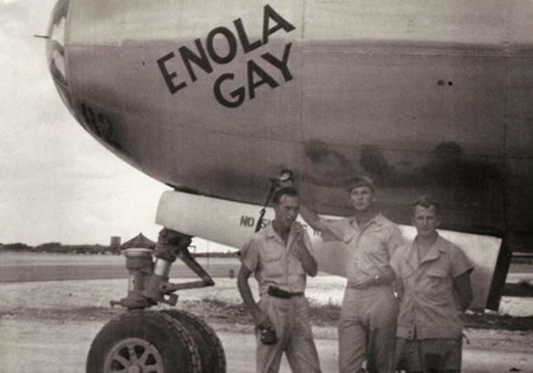 Los tripulantes del Enola Gay, el avión que llevó la bomba atómica.