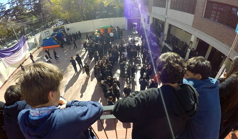 En el colegio San Luis Gonzaga los chicos volvieron a jugar y reír en los recreos.