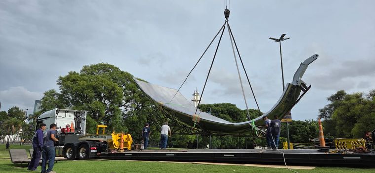 Este lunes por la mañana comenzó la colocación del último pétalo de la Floralis Genérica&nbsp;